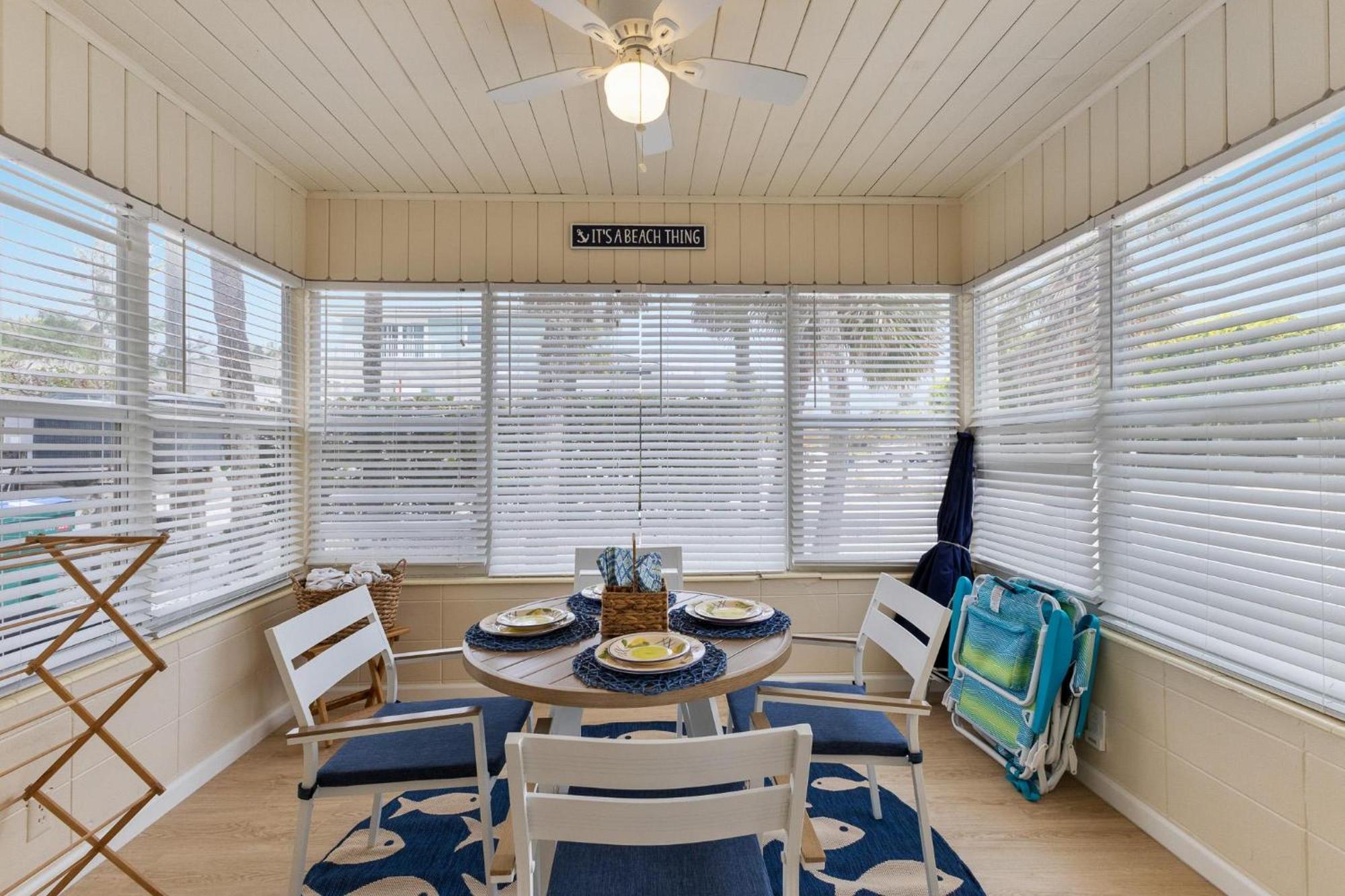 Whispering Waves East Villa โฮล์มส์ บีช ภายนอก รูปภาพ