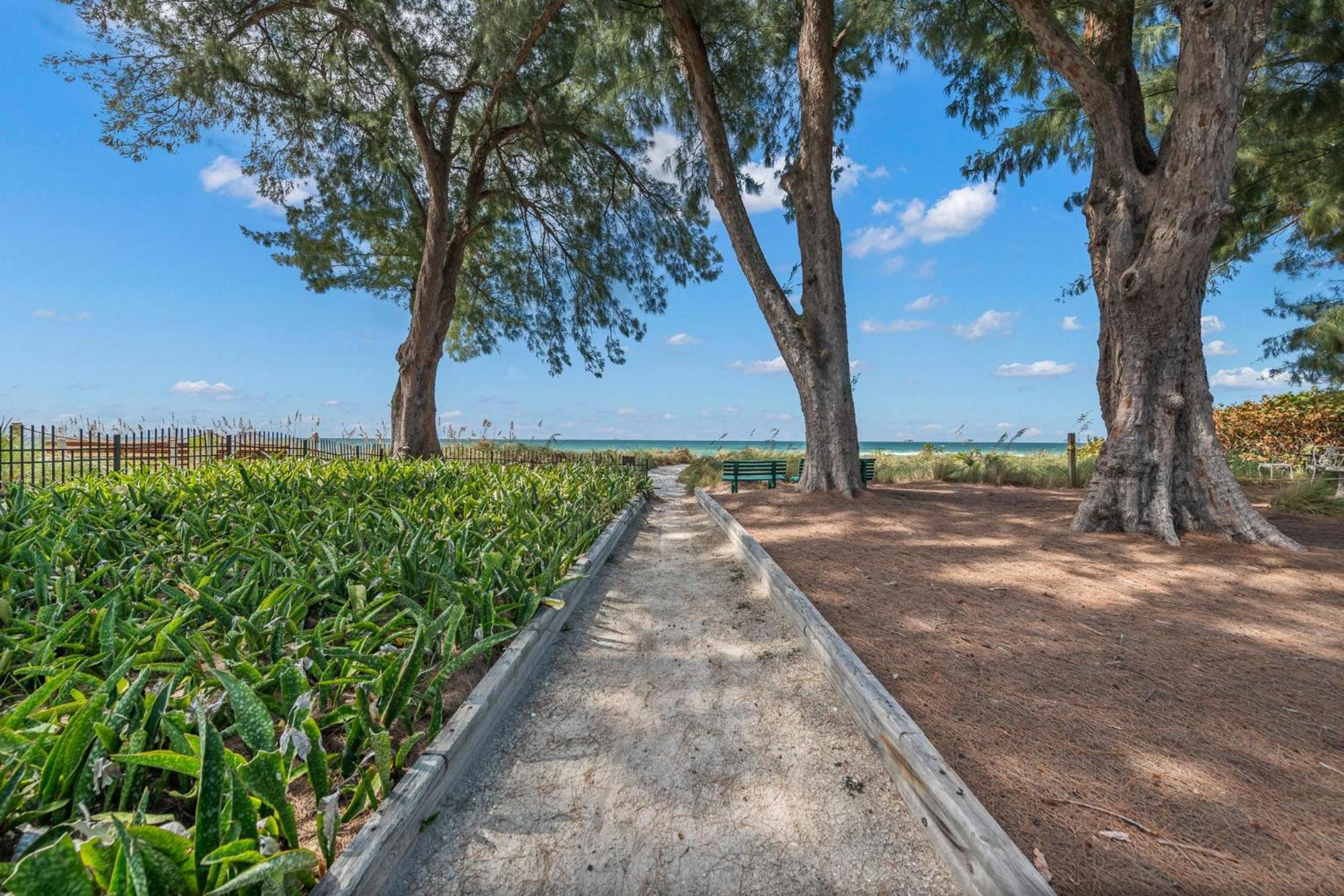 Whispering Waves East Villa โฮล์มส์ บีช ภายนอก รูปภาพ