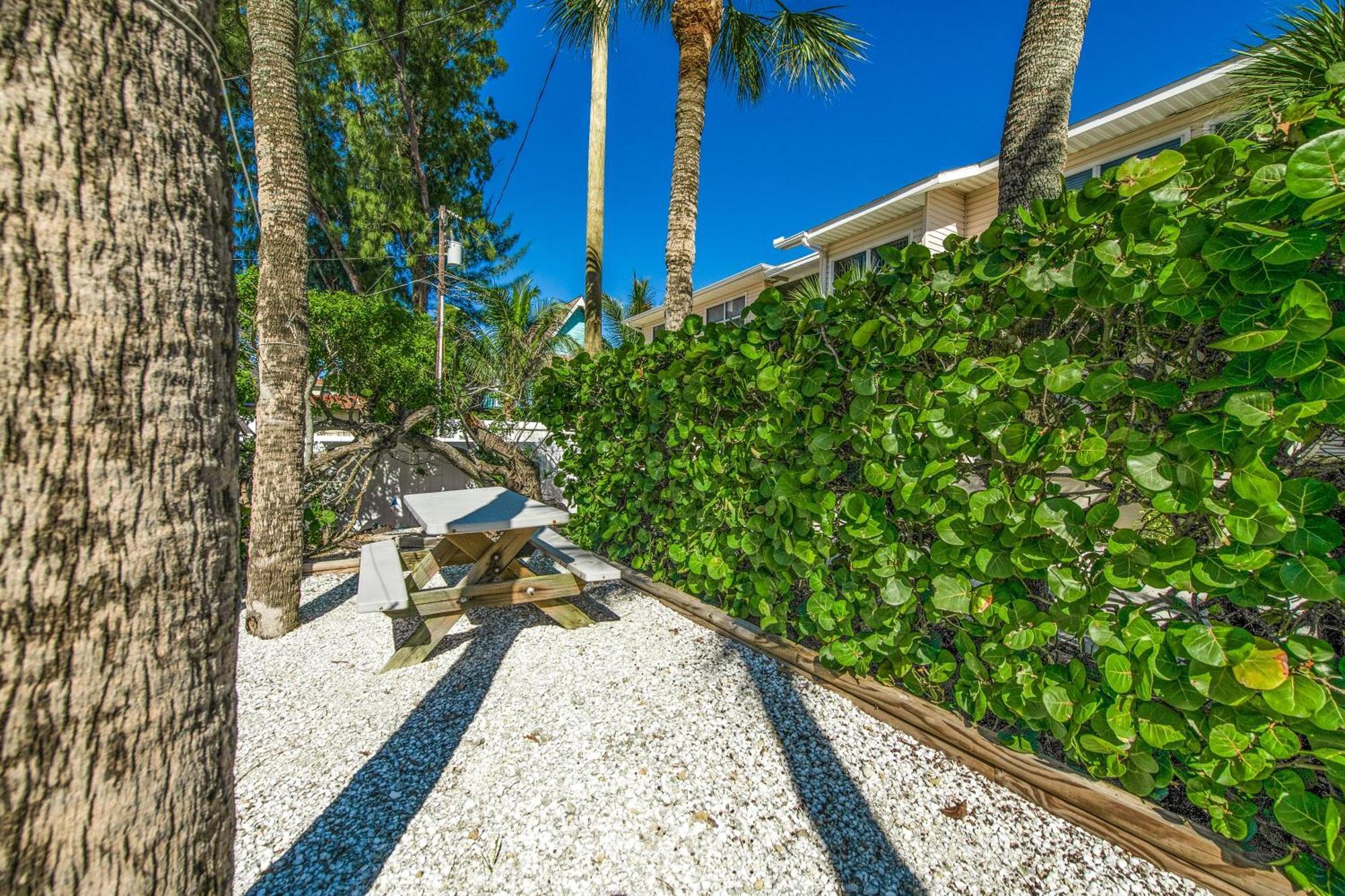 Whispering Waves East Villa โฮล์มส์ บีช ภายนอก รูปภาพ